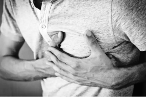 अगर अचानक होने लगे सीने में दर्द, तो Heart Attack के अलावा हो सकते हैं ये कारण