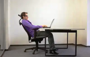 पीठ को सीधा रखकर बैठें