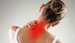 Neck Pain को हल्के में लेने से हो सकती है गंभीर बीमारी, जानें कारण और बचाव के तरीके