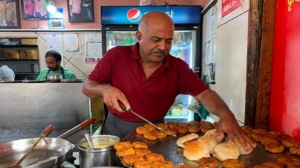 कभी चाय पिलाकर 8 रुपये महीना कमाते थे विजय सिंह, आज हैं करोड़ों के मालिक