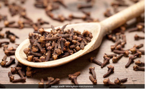 Clove For Health: सर्दी-खांसी की समस्या को दूर करने में मददगार है लौंग, ये हैं अन्य फायदे