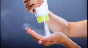 Talcum Powder Side Effects: क्या आप गर्मियों में करते हैं टेलकम पाउडर का इस्तेमाल? तो जरूर जान लें इसके नुकसान