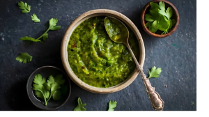 हेयर फॉल से लेकर डैंड्रफ तक को कंट्रोल कर सकती है कड़ी पत्ते की चटनी, नोट कीजिए इसकी रेसिपी