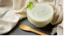 चीनी की जगह नमक मिलाकर खाते हैं दही, तो जान लीजिए खाने का सही वक्त क्या है?