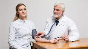 नेचुरली भी कम हो सकता है बढ़ा हुआ ब्लड प्रेशर, बस इन छोटी-छोटी बातों का रखें ख्याल