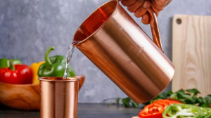 सुबह उठकर पीते हैं तांबे के बर्तन में पानी तो बरतें ये सावधानी, वर्ना फायदे की जगह सेहत को होगा नुकसान
