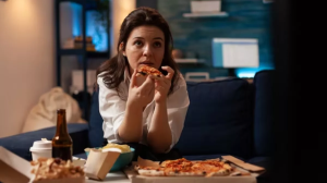 रात के समय गलती से भी न खाएं ये फूड्स, वरना सोना हो जाएगा दूभर