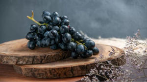 Black Grapes Benefits: सेहत के लिए किसी वरदान से कम नहीं हैं काले अंगूर, इसके फायदे जान रह जाएंगे दंग