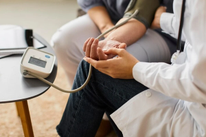 सुधार लीजिए अपनी ये आदत , नहीं तो बन जाएंगे Blood pressure के मरीज