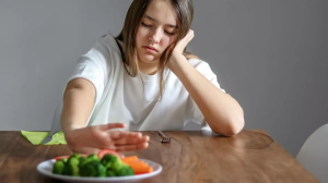 डिनर स्किप करना सेहत पर क्यों पड़ सकता है भारी, जानें क्या कहते हैं एक्सपर्ट?