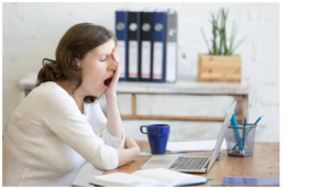 हर समय आंखों में भरी रहती है नींद? हो सकते हैं ये गंभीर कारण