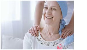 बुजुर्गों में क्यों होता कैंसर होने का अधिक खतरा? डॉक्टर से जानें