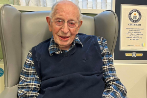 दुनिया के सबसे उम्रदराज व्यक्ति ने बताया लंबी उम्र का राज, हर शुक्रवार को खाते हैं सिर्फ ये दो चीज