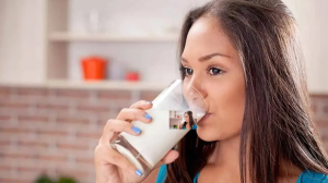 रात में दूध पीने से बढ़ सकता है आपका वजन, एक्सपर्ट से जानें क्या है पीने का सही समय?