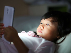 Myopic: खतरे में बच्चों की आंखें! स्मार्टफोन के ज्यादा इस्तेमाल से तेजी से बढ़ रहा मायोपिया