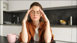 माइग्रेन की होती हैं ये 4 खतरनाक स्टेज, इस स्थिति में पड़ सकती है इमरजेंसी की जरूरत