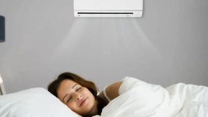 सावधान! रातभर एसी में सोने से सेहत पर पड़ता है बुरा प्रभाव, हो सकती हैं ये गंभीर समस्याएं