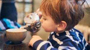 क्या आपके बच्चे भी करते हैं चाय-कॉफी पीने की ज़िद, एक्सपर्ट से जानें किस उम्र तक के बच्चों को इनसे रखें दूर?