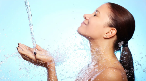 नहाने से पहले पानी में मिला लें 1 चुटकी फिटकरी, उतर जाएगी दिनभर की थकान, जानिए फायदे