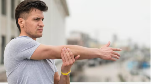 वर्कआउट करने के बाद आपके भी हाथों में होता है दर्द, तो इस एक्सरसाइज को करने से मिलेगा आराम