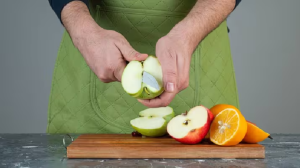 फल काटकर खाते वक्त अक्सर कर देते हैं ये गलतियां, संभल जाए वरना ये बीमारी के बन जाएंगे मरीज