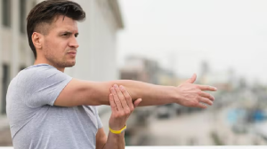 वर्कआउट करने के बाद आपके भी हाथों में होता है दर्द, तो इस एक्सरसाइज को करने से मिलेगा आराम