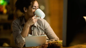 घंटों बैठकर काम करने वालों के लिए कॉफी फायदेमंद, मौत का खतरा हो जाता है कम- स्टडी में हुआ खुलासा