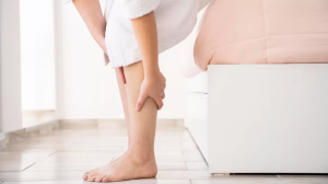 दर्द की वजह बन सकता है पैरों में कम होता ब्लड फ्लो, इन तरीकों से पाएं इससे राहत