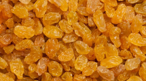 पोषण का भंडार है किशमिश का पानी, रोजाना पीने से मिलेंगे ये अनगिनत फायदे