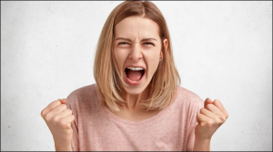 बिना बात के आता है गुस्सा और चिड़चिड़ापन, शरीर में हो सकती है इस विटामिन की भारी कमी