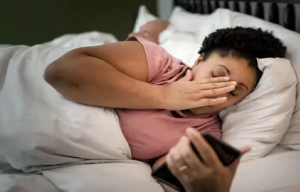 सुबह बिस्तर छोड़ते ही होने लगता है उल्टी जैसा मन? दे सकते हैं इन 5 गंभीर लक्षणों का संकेत