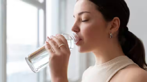 Water Fasting Benefits: वाटर फास्टिंग का बढ़ रहा है क्रेज, क्या आप जानते हैं ये कितना है सेफ?