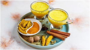 सिर्फ फायदा ही नहीं, नुकसान भी पहुंचा सकता है हल्दी वाला दूध, इन लोगों को नहीं पीना चाहिए