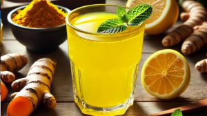 सुबह खाली पेट चुटकी भर हल्दी का पानी पीना सेहत के लिए है लाभकारी, दूर होंगी कई गंभीर समस्याएं