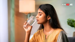 डिहाइड्रेशन से बचने के लिए आप भी तो नहीं पीते जरूरत से ज्यादा पानी, ये हो सकती हैं दिक्कतें